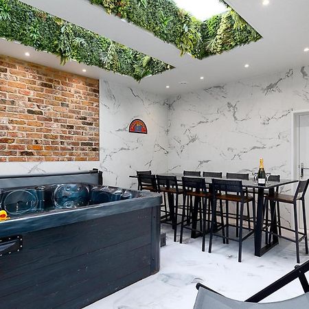23 Trafalgar Square With Hot Tub And Cinema Scarborough Exterior foto